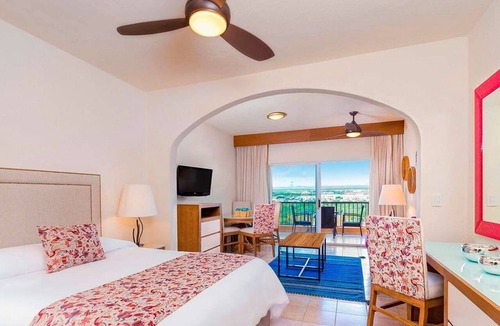 Los Cabos Resort | Cabo San Lucas oceanfront getaway with resort amenities