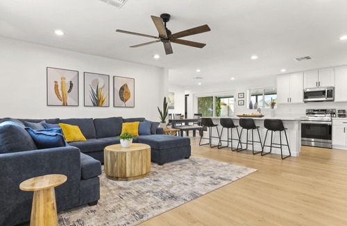 Papago Parkway House | Cactus Cooler Resort > Heated Pool > Jacuzzi > Chef Kitchen > 1.5m to Downtown!