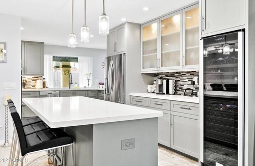 Shea Heights House | Cactus Manor, Heated Pool ! Putting Green! Centrally located