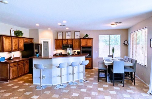 Maricopa House | Calming 5 Bed, 3 Bath, in Good Location