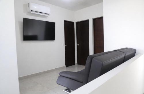 Linares House | Casa amplia, 3 recámaras, patio y estacionamiento