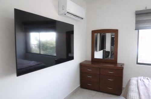 Linares House | Casa amplia, 3 recámaras, patio y estacionamiento