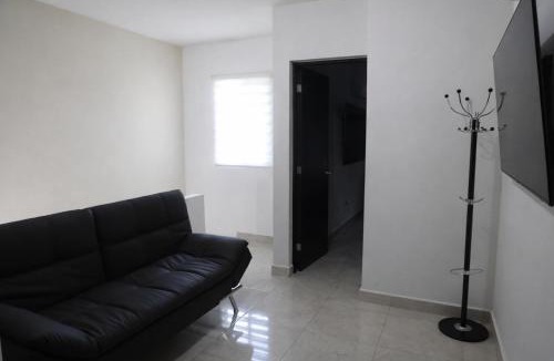 Linares House | Casa amplia, 3 recámaras, patio y estacionamiento