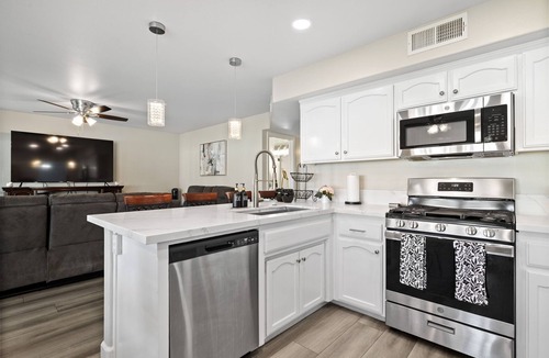Pumpkin Center House | Casa Bella Gardens- Spacious 5-bedroom house in welcoming Bakersfield with Pool