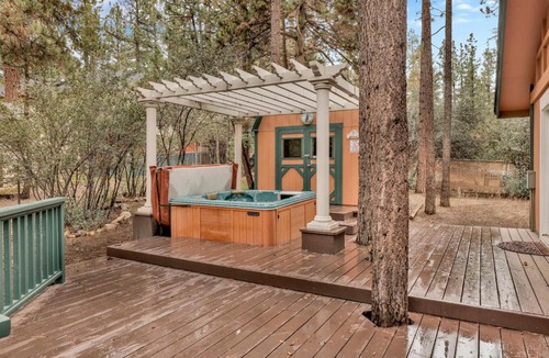 Fox Farm House | Casa Bosque- Central Modern Fox Farm Log Cabin Retreat- Hot Tub- Fenced- Pets