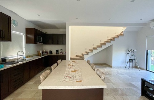 Buenavista House | Casa BV: Beautiful house short walk from beach