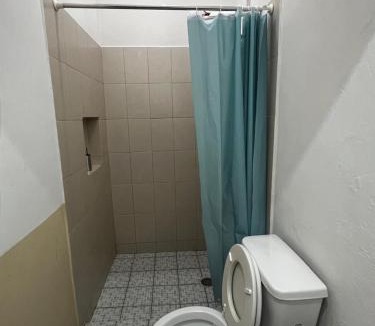 Ciudad Valles Apartment | Casa Camino Real, Habitación 1, Baño privado, Cafetera Escritorio