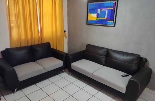Morelia House | Casa Cerca de la Central de Autobuses. Con Estacionamiento Para un Auto
