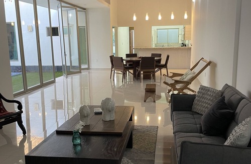 Las Palmas House | Casa Contemporánea Nueva con Alberca y Aire Acondicionado en Colima, un Nivel