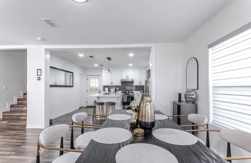 McAllen House | Casa de Arte @ Downtown McAllen shop, dine & relax 4 Bedrooms/3.5 Bathrooms