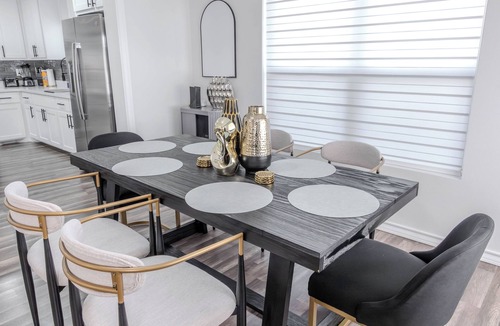 McAllen House | Casa de Arte @ Downtown McAllen shop, dine & relax 4 Bedrooms/3.5 Bathrooms