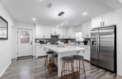 McAllen House | Casa de Arte @ Downtown McAllen shop, dine & relax 4 Bedrooms/3.5 Bathrooms
