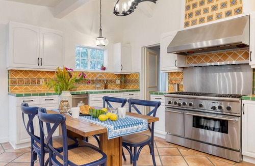 Old Las Palmas House | Casa del Colibri’ by AvantStay | Luxe Estate w/Pickleball Court