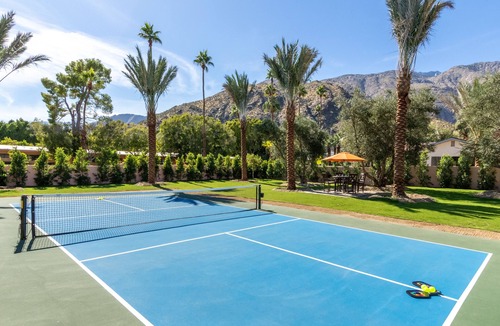 Old Las Palmas House | Casa del Colibri’ by AvantStay | Luxe Estate w/Pickleball Court