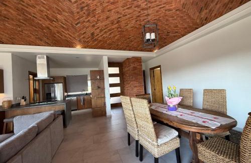 Los Sabinos House | Casa en Ajijic con Terraza y Jardín hasta para 8 personas