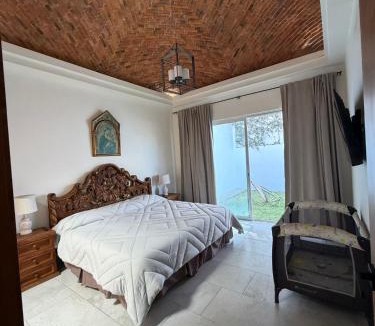 Los Sabinos House | Casa en Ajijic con Terraza y Jardín hasta para 8 personas