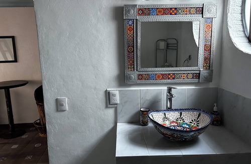 Lazaro Cardenas Bed & Breakfast | Casa Malety Iguana Suite
