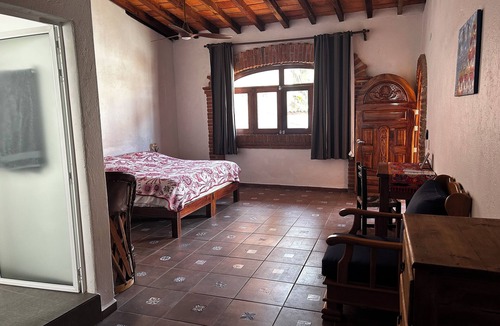 Lazaro Cardenas Bed & Breakfast | Casa Malety Iguana Suite