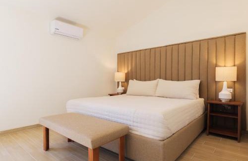 San Antonio de las Minas Villa | Casa Olmo with Jacuzzi, King Beds, AC, and TVs near Wineries