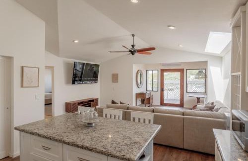 San Antonio de las Minas House | Casa Olmo with King Beds, AC, TVs and Jacuzzi in Valle
