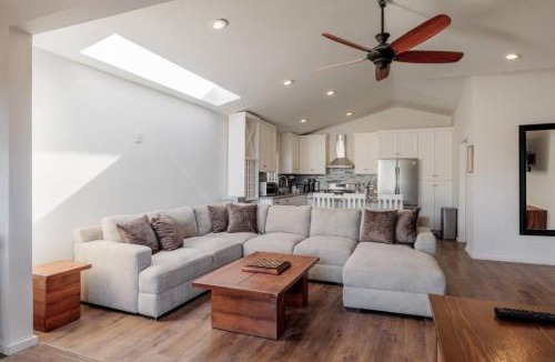 San Antonio de las Minas House | Casa Olmo with King Beds, AC, TVs and Jacuzzi in Valle
