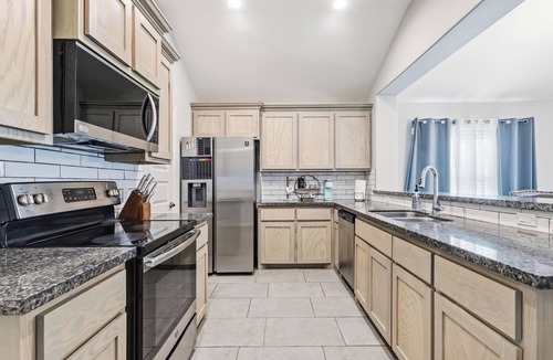Mission House | Casa SolSky Spacious 4-bedroom house with AC in charming Mission