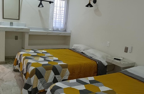 Zihuatanejo Hotel | casa Tania playa larga