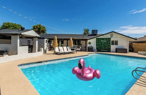 Mesa House | Casa Tropical - Sleeps 16 - Huge Pool - Near ASU, Phoenix & Scottsdale