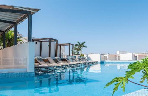 Downtown House | Central Beach Haven Sleeps 16
