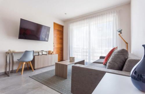 Downtown House | Central Beach Haven Sleeps 16