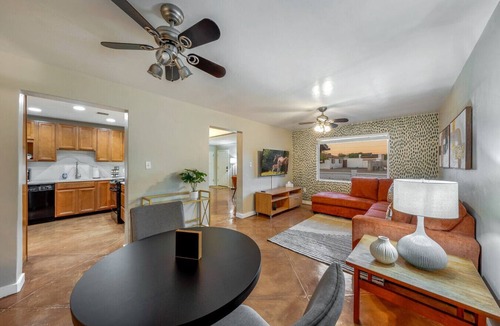 Campus Farm House | Central/Fenced Backyard/4 BR 2 BA/Fire Pit