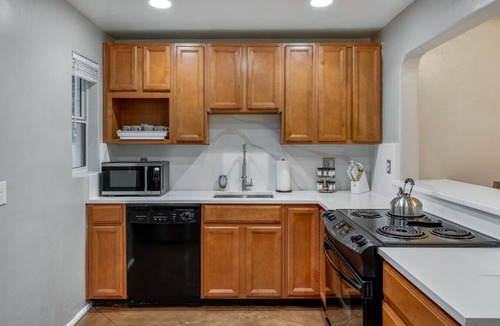 Campus Farm House | Central/Fenced Backyard/4 BR 2 BA/Fire Pit
