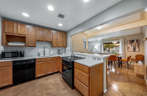 Campus Farm House | Central/Fire Pit/Fenced Backyard/4 BR 2 BA