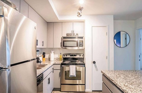 Evans Churchill Apartment | Central Phoenix Spot | Pool, Gym, Balcony +Parking