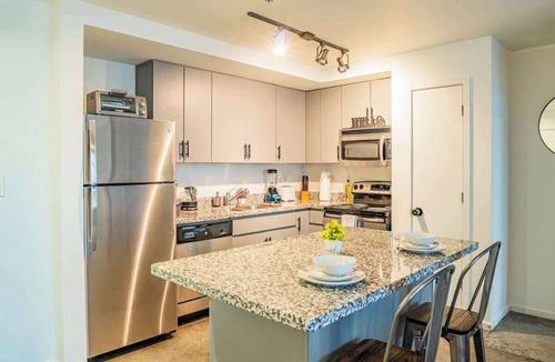 Evans Churchill Apartment | Central Phoenix Spot | Pool, Gym, Balcony +Parking