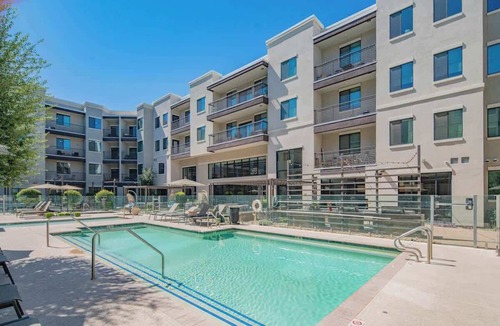 Orange Heights Apartment | Central Stay Apt |Gym, Pool, W/D, Parking, Sleep 5