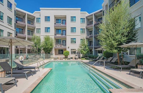 Orange Heights Apartment | Central Stay Apt |Gym, Pool, W/D, Parking, Sleep 5