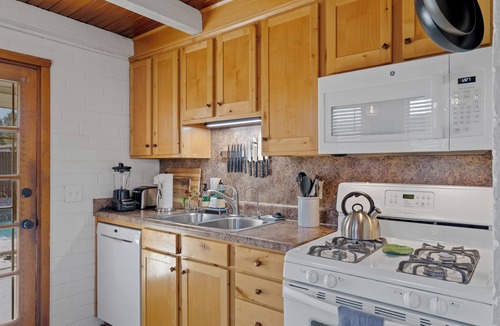 St. Francis Cabrini House | Central Tucson Oasis ~ Heated Pool ~ 10 min to UofA and Gem Show