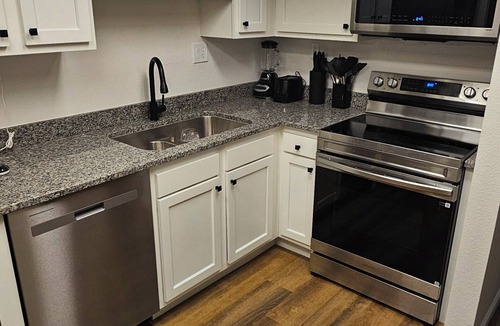 Campus Farm House | Central Tucson Retreat 2BR Townhome + Garage + AC for relaxing stays