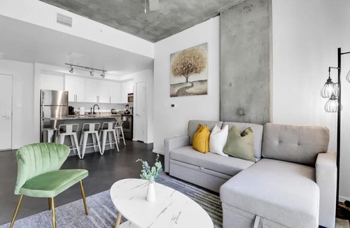 Evans Churchill Apartment | Centric 2BR In HEART of DTPHX Free Garage Parking