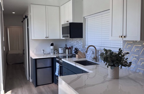 Mesa House | Charming 1-bedroom casita in peaceful Mesa with pickleball sports court.
