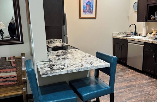 Peoria Cottage | Charming 1-bedroom QT Cottage with AC, WiFi near 1 mile P83, Arrowhead Mall