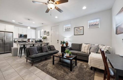 Glendale House | Charming 1-BR house with AC, king size bed, full kitchen, WiFi, smart TV, etc.