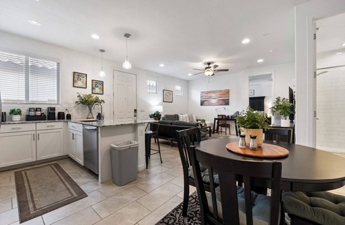 Glendale House | Charming 1-BR house with AC, king size bed, full kitchen, WiFi, smart TV, etc.
