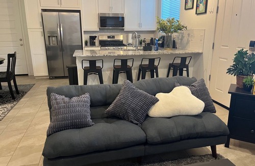 Glendale House | Charming 1-BR house with AC, king size bed, full kitchen, WiFi, smart TV, etc.