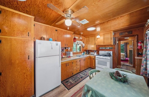 Fern Valley Cabin | Charming 1937 Vintage Cottage 2 bedrooms/baths,(Sleeps 4) walk to town/creek