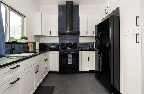 Del Aire House | Charming 1Bed/1Bath w/Washer&Dryer, 10 Min to Beach! Near Sofi Stadium & Forum!