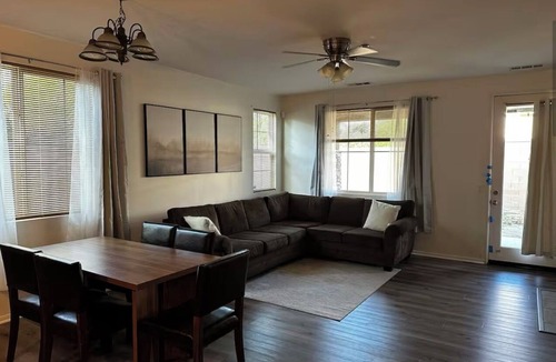 Fontana House | Charming 2-bedroom/2 Bath house with WiFi, AC and Heating in wonderful Fontana