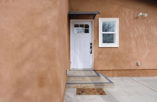 Ontario House | Charming 2-bedroom bungalow with AC, WiFi in welcoming Ontario