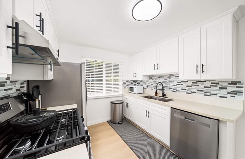 Alhambra House | Charming 2-bedroom house in serene Alhambra with AC, WiFi